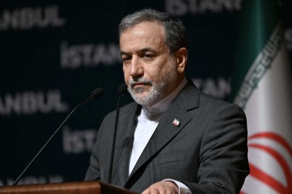 عراقجي بعد الاتصال بالترويكا الأوروبية: أمريكا تسعى للحرب