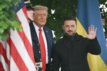 زيلينسكي يخاطب الصحفي الأمريكي: لقد غيرت ملابسي، أما أنت فلا