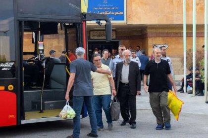 عودة مع الهراوة: روايات السجناء السياسيين عن التعذيب في طريق إيفين