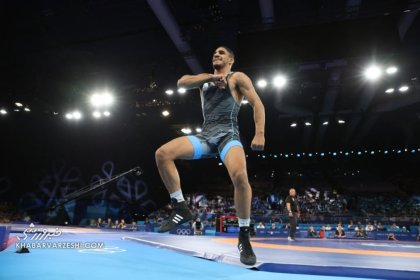 Rahman Amouzad حقق فوزًا ساحقًا على بطل الأولمبياد ليحصل على ذهبية العالم