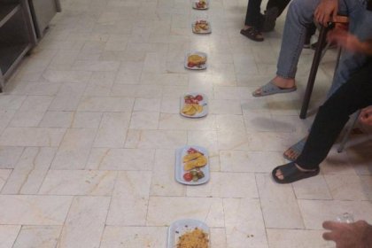 احتجاج طلاب جامعة خواجة نصير على الطعام الرديء في السكن الجامعي