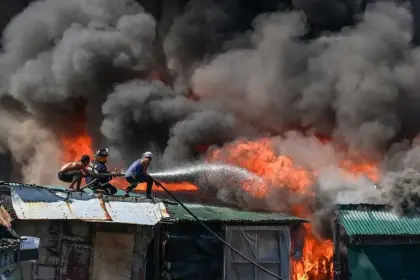 51 مصابًا في حادث حريق مجمع تجاري - سكني في سبزوار