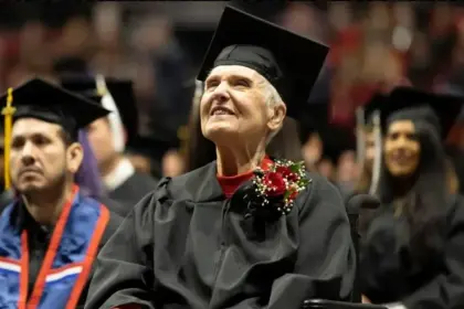 امرأة تبلغ من العمر 90 عامًا تتخرج من جامعة بلفاست بعد 70 عامًا من الدراسة