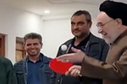 مزاح أمير حسين قياسي مع لعبة بينغ بونغ خاتمي