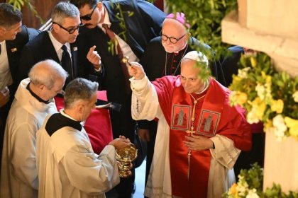 Thousands Gather in Istanbul as Pope Leo XIV Enters the Church of the Holy Spirit