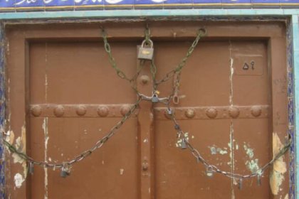 The door of the historical Khuzan mosque in Khomeinishahr was stolen